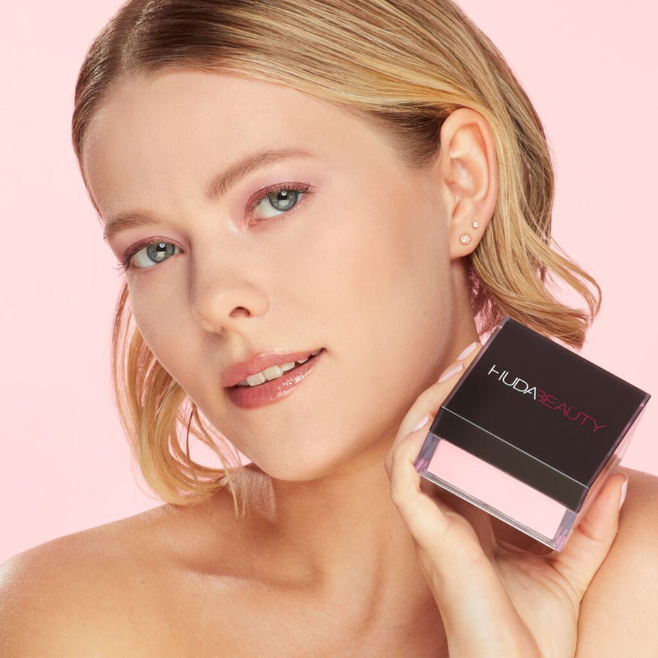 Huda Beauty Easy Bake Loose Powder 20g, Weightless, Silky Texture, Absorbs Shine/Oil
