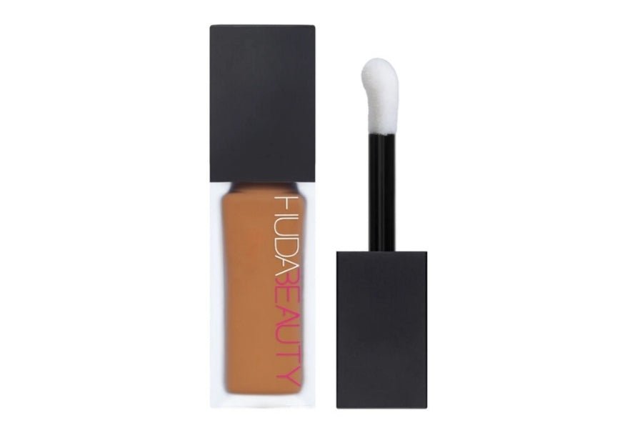 Huda Beauty FauxFilter Luminous Concealer Conceals Dark Circles, Blurs Skin & Brightens Under-Eyes #color_Crumble