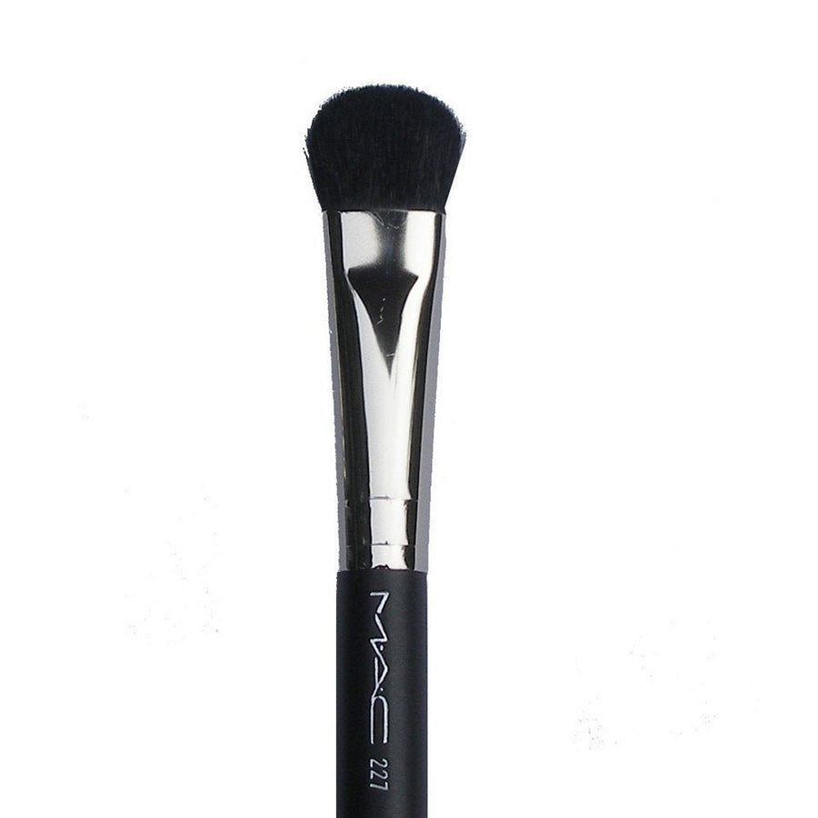 MAC Large Fluff Brush 227 Makeup Brushes, Large Paddle-Shaped Brush with Fluffed, Rounded Tip