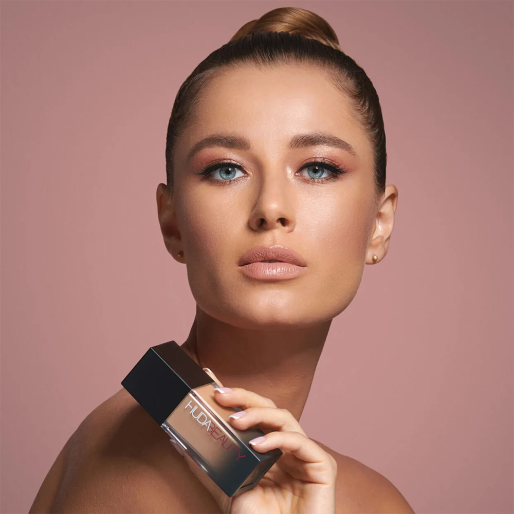 Huda Beauty FauxFilter Foundation Instant Coverage, Blurs Skin, Radiant Finish #color_Latte 300N