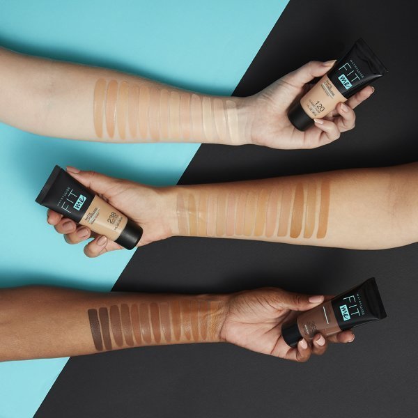 Maybelline Fit Me! Matte + Poreless Foundation 30ml, Natural Matte Look, Oil-Free Formula